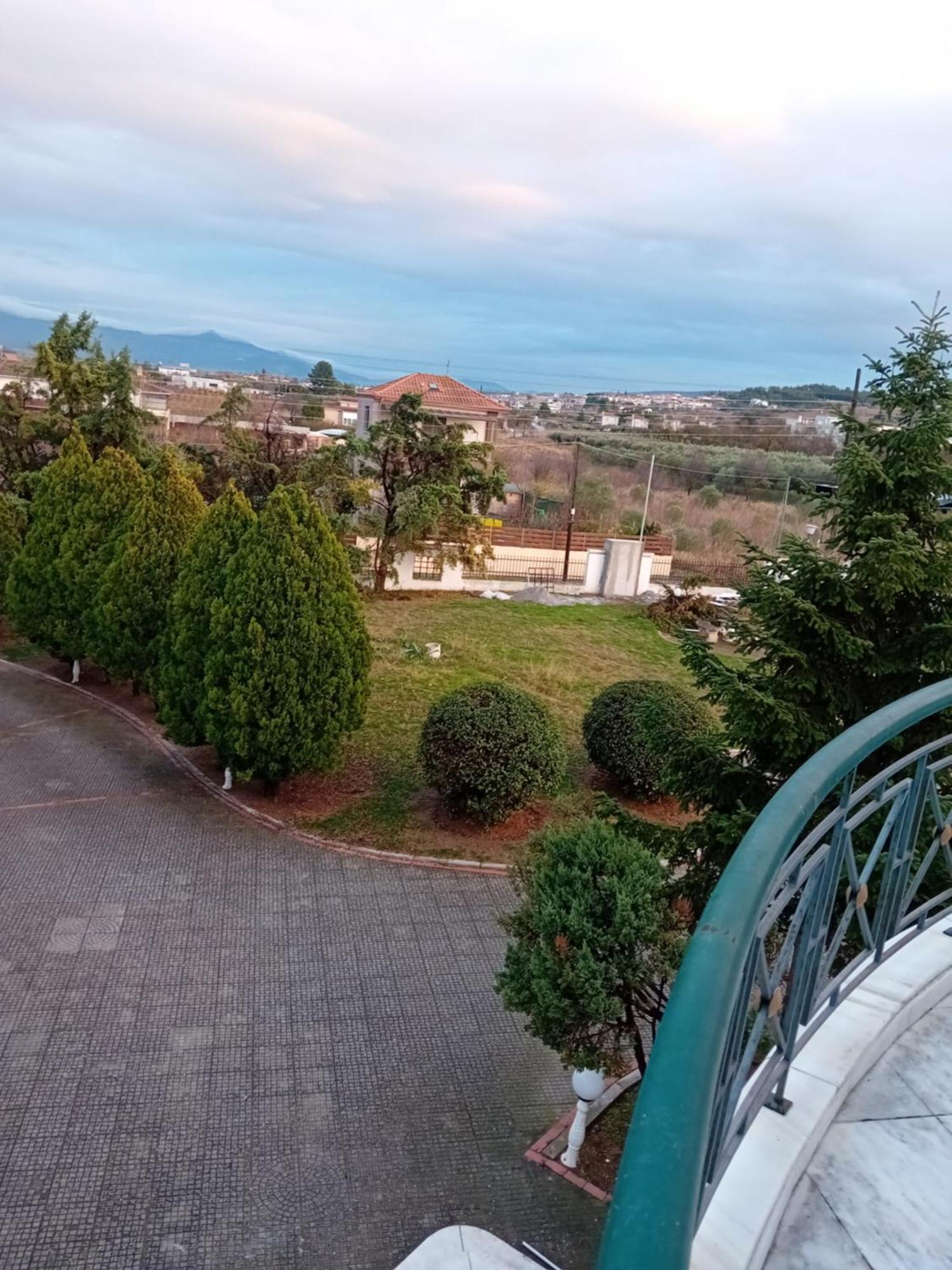 Villa πολυτελησ βιλα 8 - 10 ατομων στην περιοχη αεροδρομιου θεσσαλονικησ